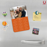 Magnet Flexible Calendrier photo de la famille orange brûlée 2025<br><div class="desc">2025 Personnalisable Burnt Orange Nom de famille et calendrier magnétique photo avec votre photo et nom personnalisés. 🌟 Conçu pour 2025 seulement, et parfait pour les petits cadeaux, farces de bas, ou à la place des cartes de fin de année! Cette version est Burnt Orange, mais la couleur est réglable....</div>