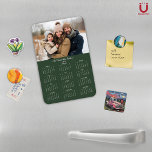 Magnet Flexible Calendrier photo de la famille verte de la forêt m<br><div class="desc">2025 Nom de famille et calendrier magnétique photo personnalisables avec votre photo et nom personnalisés. 🌟 Conçu pour 2025 seulement, et parfait pour les petits cadeaux, farces de bas, ou à la place des cartes de fin de année! Cette version est Forest Green, mais la couleur est réglable. Veuillez nous...</div>