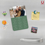 Magnet Flexible Calendrier photo minimaliste 2025 Sage Green Famil<br><div class="desc">2025 Nom de famille et calendrier magnétique photo personnalisables avec votre photo et nom personnalisés. 🌟 Conçu pour 2025 seulement, et parfait pour les petits cadeaux, farces de bas, ou à la place des cartes de fin de année! Cette version est Sage Green, mais la couleur est réglable. Veuillez nous...</div>