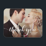 Magnet Flexible Calligraphie blanche Script Mariage photo Merci<br><div class="desc">Merci aimant moderne et lunatique avec la calligraphie moderne. Cette carte postale sera parfaite pour les mariages,  les douches nuptiales et autres événements.</div>
