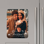 Magnet Flexible Calligraphie romantique blanche Joyeux Noël Photo<br><div class="desc">Magnet de cuisine photo de vacances romantique et élégant. Pour une personnalisation plus avancée de cette conception,  veuillez cliquer sur le lien Personnaliser supplémentaire pour changer la police,  la taille,  la couleur,  etc.</div>
