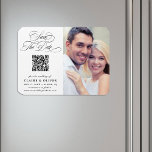 Magnet Flexible Calligraphie romantique QR Code Enregistrer la dat<br><div class="desc">Ce script romantique enregistrer l'aimant d'annonce de date est parfait pour un mariage simple. Le design minimaliste noir et blanc présente une calligraphie tourbillonnant élégante et romantique avec un code QR et une photo. Pour une personnalisation plus avancée de cette conception, cliquez sur le BOUTON OUTIL DESIGN BLEU ci-dessus !...</div>