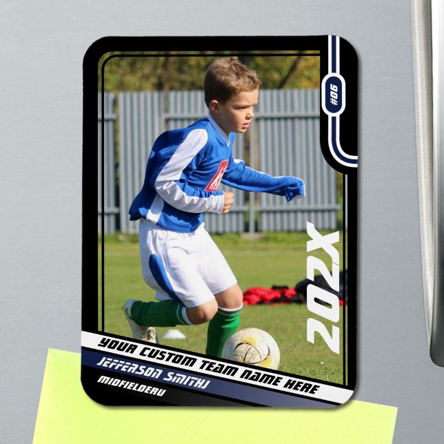 Magnet Flexible Carte de commerce joueur de football en bleu noir (Soccer Player Magnet in Black with Custom Team Name and Dynamic Blue White Elements)