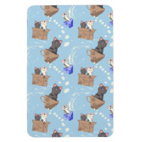 Chats en boîte et gouttes de lait sur bleu