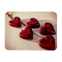 Coeurs rouges en bois liés ensemble sur une chaîne