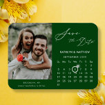 Magnet Flexible Design vert moderne et élégant Photo Enregistrer l<br><div class="desc">Moderne Sage Green arrière - plan Élégant Script ‘Save the Date’ Magnet avec calendrier personnalisé avec une belle photo. Faites savoir à votre famille, à vos amis et à vos collègues que vous avez fixé une date pour votre fête mariage avec cet aimant élégant. Pour déplacer le marqueur Bague >...</div>