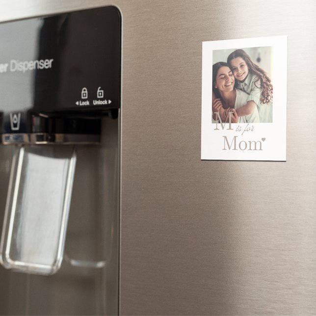 Magnet Flexible Disposition lettre d'amour (“Minimal magnet with oversized serif initial, script ‘is for,’ bold ‘Mom,’ and a small heart accent.)