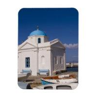 Église blanche sur la plage près de la mer Égée su
