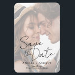 Magnet Flexible Élégant Fiançailles  de script de script de photo<br><div class="desc">Ce mariage moderne et minimaliste Save the date card dispose d'une façade élégante. Il joue avec la simplicité d'un design typographique noir et blanc. À l'arrière, vous pouvez ajouter les informations de votre site Web mariage ainsi qu'un code QR à analyser pour vos invités. Un choix parfait pour les couples...</div>
