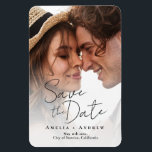 Magnet Flexible Élégant Fiançailles  de script de script de photo<br><div class="desc">Ce mariage moderne et minimaliste Save the date card dispose d'une façade élégante. Il joue avec la simplicité d'un design typographique noir et blanc. À l'arrière, vous pouvez ajouter les informations de votre site Web mariage ainsi qu'un code QR à analyser pour vos invités. Un choix parfait pour les couples...</div>