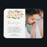 Magnet Flexible Elégant Floral Or Blush rose photo mariage Favoris<br><div class="desc">Un aimant romantique à fleurs florales pour mariage avec "Merci" dans un élégant script et fleurs d'aquarelle en rose vif, rose poussiéreux, champagne et ivoire avec des pièces d'accent doré. Voici votre message personnalisé et à droite votre photo préférée. Ces magnets de remerciement élégants font des faveurs de mariage utiles...</div>