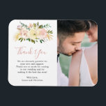 Magnet Flexible Elégant Floral Or Blush rose photo mariage Favoris<br><div class="desc">Un aimant romantique à fleurs florales pour mariage avec "Merci" dans un élégant script et fleurs d'aquarelle en rose vif, rose poussiéreux, champagne et ivoire avec des pièces d'accent doré. Voici votre message personnalisé et à droite votre photo préférée. Ces magnets de remerciement élégants font des faveurs de mariage utiles...</div>