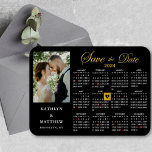 Magnet Flexible Elegant Gold Parties scintillant Script Photo Enre<br><div class="desc">Élégant script de Parties scintillant d'or ‘Save the Date’ Magnet avec calendrier annuel 2024 avec une belle photo. Faites savoir à votre famille, à vos amis et à vos collègues que vous avez fixé une date pour votre fête mariage avec cet aimant élégant. Pour déplacer le marqueur en forme de...</div>