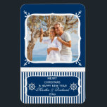 Magnet Flexible Elégant Nautical Beach Photo Joyeux Magne de Noël<br><div class="desc">Personnalisez cet élégant aimant sur la plage nautique avec votre nom,  votre année et votre photo. Vous pouvez même personnaliser l'accueil. Cliquez sur "personnaliser" pour modifier les styles,  les tailles et/ou les couleurs de police et/ou pour redimensionner votre photo pour l'adapter au besoin.</div>