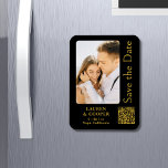 Magnet Flexible Enregistrer La Date Black Gold Style Mariage moder<br><div class="desc">Save The Date Black Gold Stylish Script Modern Mariage Magnets dispose d'un arrière - plan noir avec votre photo personnalisée. Personnalisez avec votre texte en modifiant le texte dans les zones de texte fournies et ajoutez l'URL de votre site Web pour votre code QR personnalisé. Conçu pour vous par ©Evco...</div>