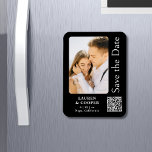 Magnet Flexible Enregistrer La Date Black Gold Style Mariage moder<br><div class="desc">Save The Date Black Gold Stylish Script Modern Mariage Magnets dispose d'un arrière - plan noir avec votre photo personnalisée. Personnalisez avec votre texte en modifiant le texte dans les zones de texte fournies et ajoutez l'URL de votre site Web pour votre code QR personnalisé. Conçu pour vous par ©Evco...</div>