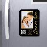 Magnet Flexible Enregistrer La Date Black Gold Style Mariage moder<br><div class="desc">Save The Date Black Gold Stylish Script Modern Mariage Magnets dispose d'un arrière - plan noir avec votre photo personnalisée. Personnalisez avec votre texte en modifiant le texte dans les zones de texte fournies et ajoutez l'URL de votre site Web pour votre code QR personnalisé. Conçu pour vous par ©Evco...</div>