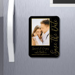 Magnet Flexible Enregistrer La Date Black Gold Style Mariage moder<br><div class="desc">Save The Date Black Gold Stylish Script Modern Mariage Magnets dispose d'un arrière - plan noir avec votre photo personnalisée. Personnalisez avec votre texte en modifiant le texte dans les zones de texte fournies. Conçu pour vous par ©Evco Studio www.zazzle.com/store/evcostudio</div>