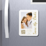 Magnet Flexible Enregistrer La Date Blanc Or Style Mariage Moderne<br><div class="desc">Save The Date White Gold Script élégant Le Magnet Mariage moderne dispose d'un arrière - plan blanc avec votre photo personnalisée. Personnalisez avec votre texte en modifiant le texte dans les zones de texte fournies et ajoutez l'URL de votre site Web pour votre code QR personnalisé. Conçu pour vous par...</div>