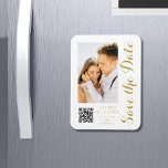 Magnet Flexible Enregistrer La Date Blanc Or Style Mariage Moderne<br><div class="desc">Save The Date White Gold Script élégant Le Magnet Mariage moderne dispose d'un arrière - plan blanc avec votre photo personnalisée. Personnalisez avec votre texte en modifiant le texte dans les zones de texte fournies et ajoutez l'URL de votre site Web pour votre code QR personnalisé. Conçu pour vous par...</div>