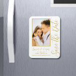 Magnet Flexible Enregistrer La Date Blanc Or Style Mariage Moderne<br><div class="desc">Save The Date White Gold Script élégant Le Magnet Mariage moderne dispose d'un arrière - plan blanc avec votre photo personnalisée. Personnalisez avec votre texte en modifiant le texte dans les zones de texte fournies. Conçu pour vous par ©Evco Studio www.zazzle.com/store/evcostudio</div>