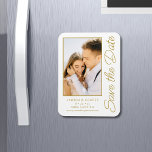Magnet Flexible Enregistrer La Date Blanc Or Style Mariage Moderne<br><div class="desc">Save The Date White Gold Stylish Script Modern Wedding Cards dispose d'un arrière - plan blanc avec votre photo personnalisée. Personnalisez avec votre texte en modifiant le texte dans les zones de texte fournies. Conçu pour vous par ©Evco Studio www.zazzle.com/store/evcostudio</div>