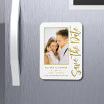 Magnet Flexible Enregistrer La Date Blanc Or Style Mariage Moderne<br><div class="desc">Save The Date White Gold Script élégant Le Magnet Mariage moderne dispose d'un arrière - plan blanc avec votre photo personnalisée. Personnalisez avec votre texte en modifiant le texte dans les zones de texte fournies. Conçu pour vous par ©Evco Studio www.zazzle.com/store/evcostudio</div>