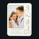 Magnet Flexible Enregistrer La Date Blanc Or Style Mariage Moderne<br><div class="desc">Save The Date White Gold Stylish Script Modern Wedding Cards dispose d'un arrière - plan blanc avec votre photo personnalisée. Personnalisez avec votre texte en modifiant le texte dans les zones de texte fournies. Conçu pour vous par ©Evco Studio www.zazzle.com/store/evcostudio</div>