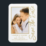 Magnet Flexible Enregistrer La Date Blanc Or Style Mariage Moderne<br><div class="desc">Save The Date White Gold Script élégant Le Magnet Mariage moderne dispose d'un arrière - plan blanc avec votre photo personnalisée. Personnalisez avec votre texte en modifiant le texte dans les zones de texte fournies. Conçu pour vous par ©Evco Studio www.zazzle.com/store/evcostudio</div>