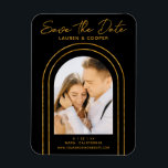 Magnet Flexible Enregistrer La Date White Gold Style Art Déco Mari<br><div class="desc">Save The Date Black Gold Stylish Script Art Déco Mariage Magnets présente votre photo préférée dans une arche dorée sur un arrière - plan noir. Personnalisez avec votre texte en modifiant le texte dans les zones de texte fournies. Conçu pour vous par ©Evco Studio www.zazzle.com/store/evcostudio</div>