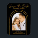 Magnet Flexible Enregistrer La Date White Gold Style Art Déco Mari<br><div class="desc">Save The Date Black Gold Stylish Script Art Déco Mariage Magnets présente votre photo préférée dans une arche dorée sur un arrière - plan noir. Personnalisez avec votre texte en modifiant le texte dans les zones de texte fournies. Conçu pour vous par ©Evco Studio www.zazzle.com/store/evcostudio</div>