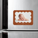 Magnet Flexible Faire-part de naissance moderne en terre cuite<br><div class="desc">Aimant faire-part de naissance moderne avec photo de votre bébé niché à l'intérieur d'un cadre en terre cuite à pétoncles. Personnalisez l'aimant faire-part de naissance en terre cuite en ajoutant le nom de votre bébé et des informations supplémentaires en lettres blanches.</div>