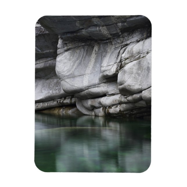 Magnet Flexible Falaise rocheuse arrondie par la rivière Verzasca (Vertical)