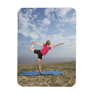 Magnet Flexible Femme pratiquant le yoga sur la plage