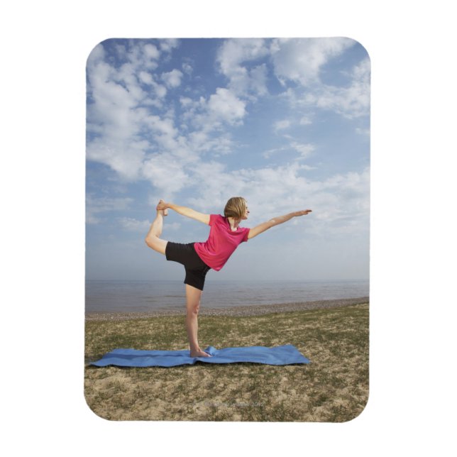 Magnet Flexible Femme pratiquant le yoga sur la plage (Vertical)