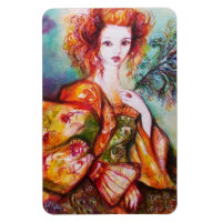 FEMME ROMANTIQUE AVEC PEACOCK FEACOCK