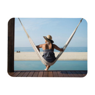 Magnet Flexible Femme s'asseyant sur un hamac à un petit hôtel