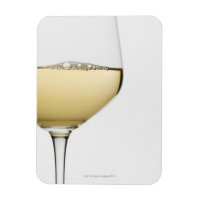 Fermer le verre de vin blanc sur blanc