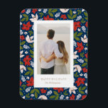 Magnet Flexible Festif Festif Floral<br><div class="desc">Envoyez la joie des fêtes avec un aimant photo festif! Ce design festif présente des fleurs rouges et vertes traditionnelles avec un décor bleu marine. Pour une personnalisation plus avancée de ce design, il suffit de cliquer sur le bouton "Customiser" ci-dessus ! Toutes les photographies sont affichées sous forme d'échantillon...</div>