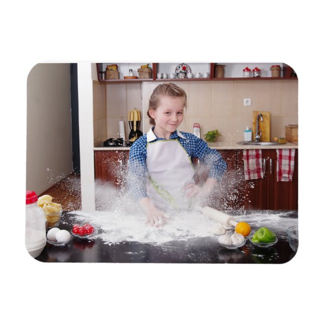 Magnet Flexible Fille drôle dans la cuisine désordonnée (Horizontal)