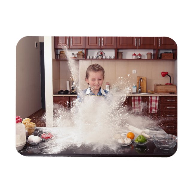 Magnet Flexible Fille drôle dans la cuisine désordonnée (Horizontal)