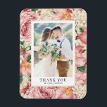 Magnet Flexible Fleurs blanches et ivoire Mariage photo Merci<br><div class="desc">Fêtez votre amour et montrez de la gratitude avec notre mariage photo personnalisable merci aimant! Ce souvenir unique est parfait pour rappeler à vos proches votre journée spéciale tout en exprimant vos remerciements sincères d'une manière mémorable. Il présente un motif floral vintage de roses et pivoines roses rousses et d'hydrangées...</div>