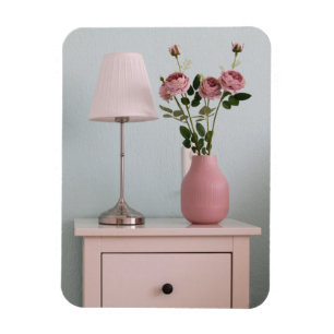 Magnet Flexible Fleurs Roses rose pâle sur le stand de nuit