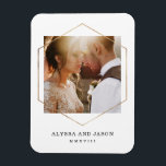 Magnet Flexible Géométrique | Photo Mariage et date du chiffre rom<br><div class="desc">Ce design ultra moderne d'aimant vous propose votre photo mariage préférée avec une superposition géométrique en faux or,  et vos noms ainsi que votre date de mariage en chiffres romains.</div>