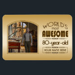 Magnet Flexible Gold 80th Birthday Meilleur cadre photo personnali<br><div class="desc">Célébrez l'anniversaire marquant de votre personne âgée préférée avec ce cadeau classe qui leur rappelle à quel point ils sont fabuleux. Des lignes épurées et des tons bruns, or et crème composent ce cadre simple mais élégant qui peut être customisé avec votre photo préférée, les noms, les initiales ou d'autres...</div>