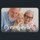 Magnet Flexible Grand-parents Aimer Script Cadeau photo personnali<br><div class="desc">Cet aimant photo avec des lettres manuscrites 'Grand-parents' peut être facilement personnalisé avec votre photo préférée. Vous pouvez également modifier la couleur du texte pour mieux correspondre à votre photo.</div>