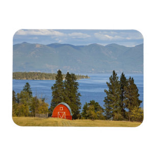 Magnet Flexible Grange rouge situé le long du pittoresque lac Flat