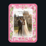 Magnet Flexible Hibiscus & dentelle PINK<br><div class="desc">Pour moi, l'hibiscus est l'une des plus belles fleurs. Mon inspiration ici, avec cette fleur, est un romantique motif de dentelle blanche (effet graphique) et un motif de buisson d'hibiscus (dans les mêmes teintes) avec un petit contour d'or clair. Je vous propose un style floral frais, doux et romantique disponible...</div>