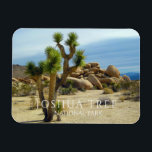 Magnet Flexible Joshua Tree, Boulders géants, Désert<br><div class="desc">Un grand Joshua Tree encadre le sable du désert,  le ciel et d'emblématiques blocs géants du parc national Joshua Tree,  en Californie.</div>
