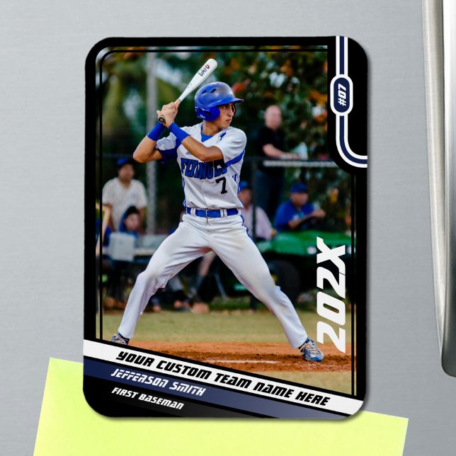 Magnet Flexible Joueur de base-ball bleu personnalisé (Black Baseball Player Magnet with Custom Team Name and White Blue Stripes)